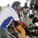 A-Harley-Davidson-biker-from-Dubai-interacts-with-a-young-Sri-Lankan-Fan