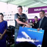 Asanka-Fernando,-Head-of-Sales,-Mihin-Lanka-hands-over-Sponsorship-Cheque-to-a-Harley-Davidson-team-member-at-a-press-conference