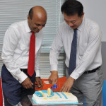 H.K. Chang, Managing Director, Samsung Electronics India - Sri Lanka Branch Office & Omer A Fareed - CEO, Amazai Group cut a celebratory cake to mark the occasion